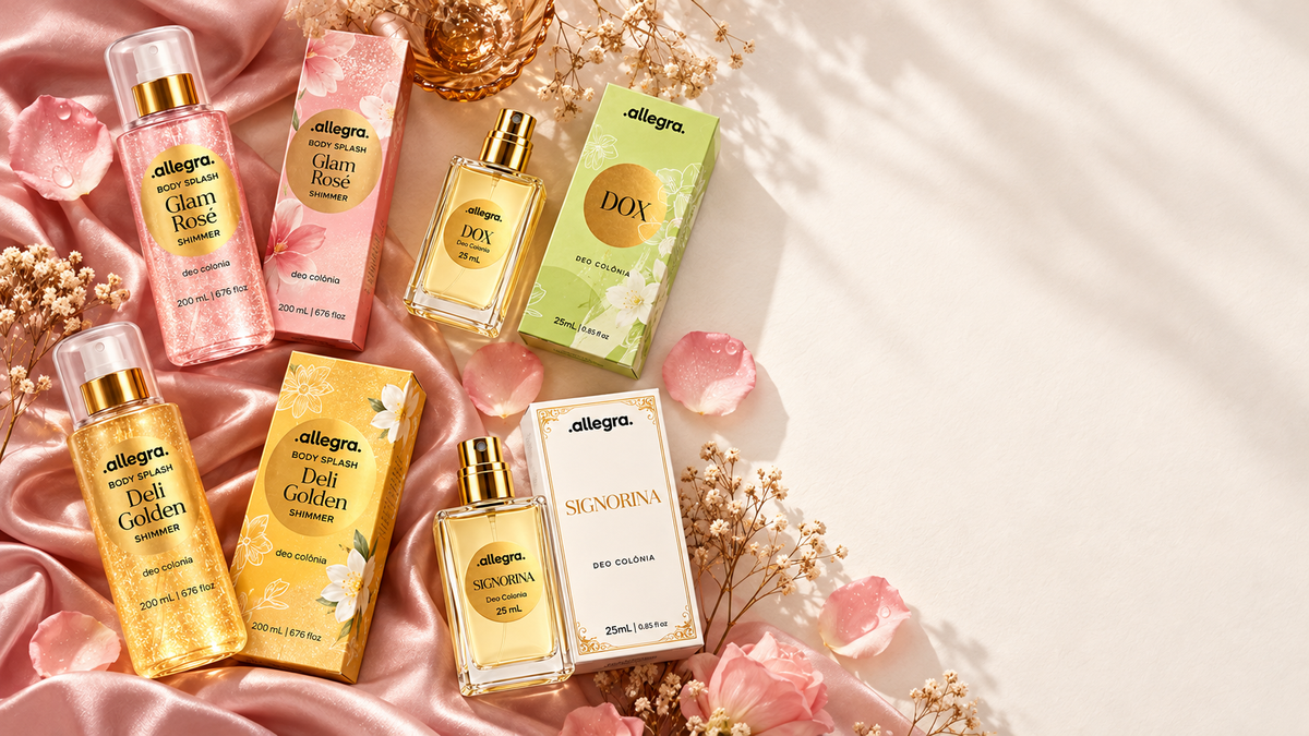 Coleção de frascos de perfume e deo colônia sobre fundo claro com seda rosa