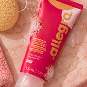 Sabonete Facial para Pele Oleosa e Acneica Allegra 100ml, close da bisnaga com espuma