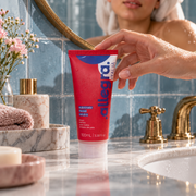 Sabonete Facial Neutro Limpa e Hidrata Allegra 100ml, mão pegando a bisnaga na bancada