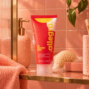 Gel Esfoliante Facial Microesferas de Bambu Allegra 100ml, bisnaga na bancada do banheiro