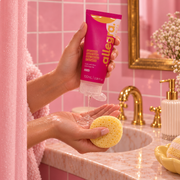 Sabonete Facial para Pele Oleosa e Acneica Allegra 100ml, mãos aplicando o produto na esponja