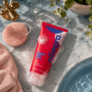 Sabonete Facial Neutro Limpa e Hidrata Allegra 100ml, bisnaga sobre toalha com espuma